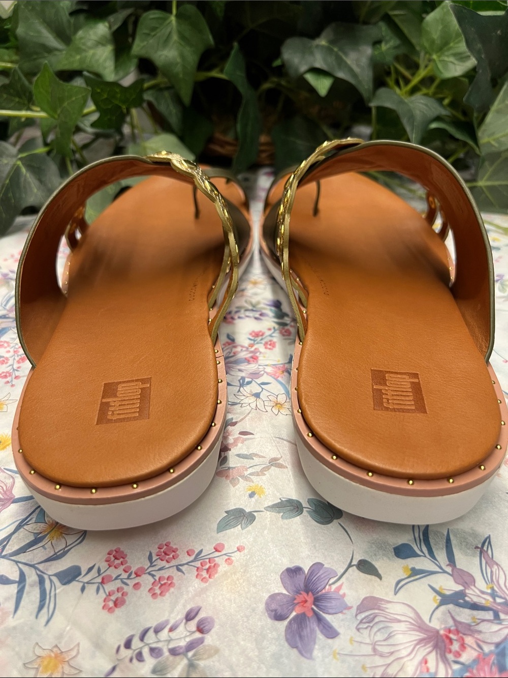 NIB-Fitflop Avocado & Tan Leather Toe Post Sandals With Gold Scallops Size 10 - Picture 7 of 16